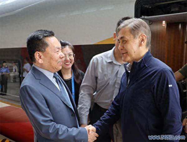8月30日,上海谐和组织秘书长叶尔梅克巴耶夫(右)抵达天津出席上合组织峰会。 上海谐和组织官网